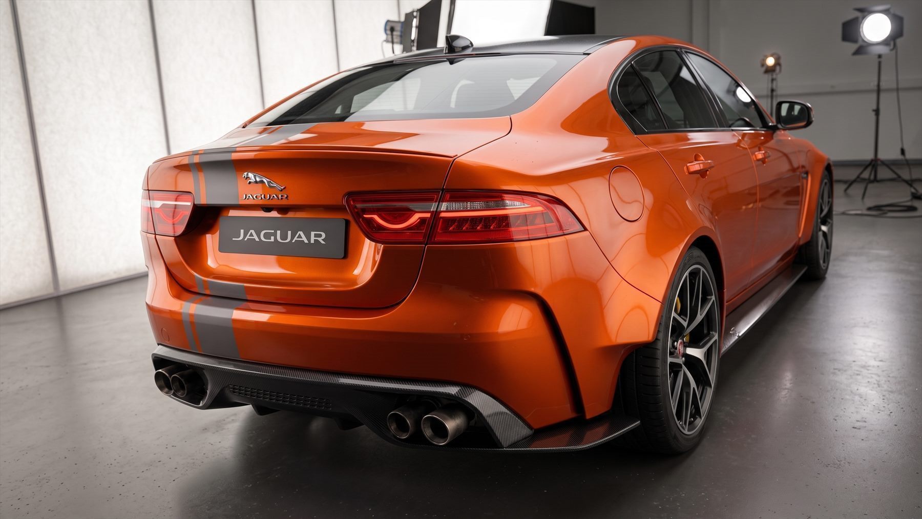 Rear wing and diffuser